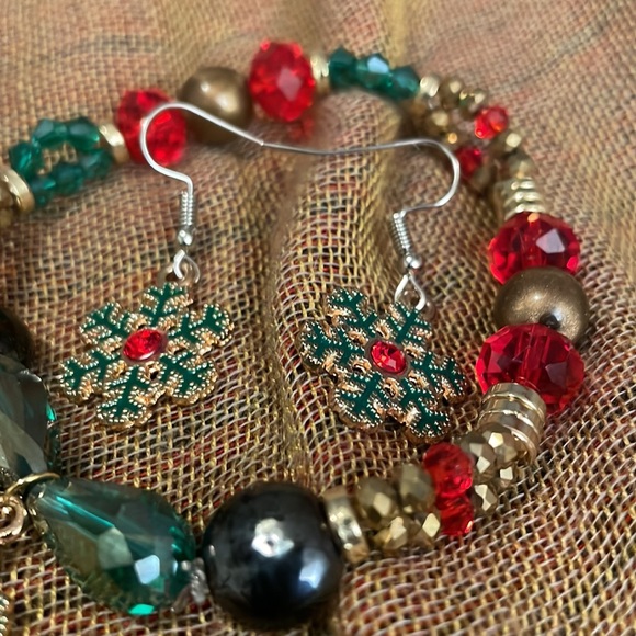 2/25 Handmade Unique Christmas Colours Holiday Snowflake Bracelet & Earrings Set - Picture 3 of 3